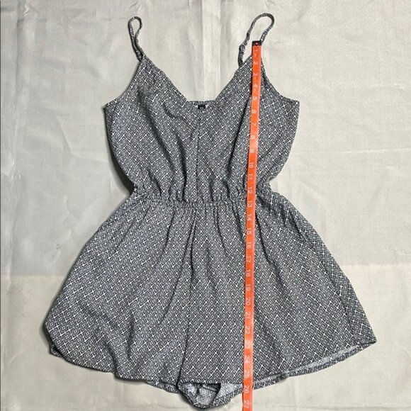 Black and White Patterned Romper - Picture 4 of 7